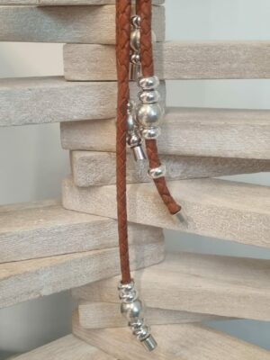 Collier sautoir femme en cuir tressé orange et perles argentées