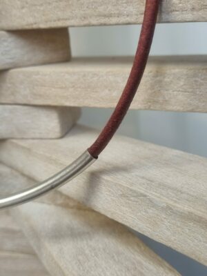 Collier mixte en cuir rond vieux rouge et tube argenté