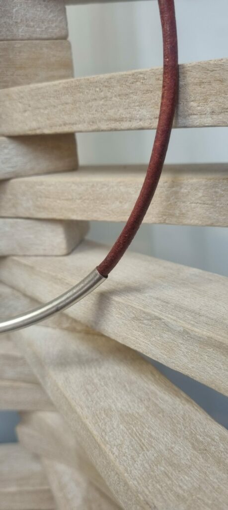 Collier mixte en cuir rond vieux rouge et tube argenté