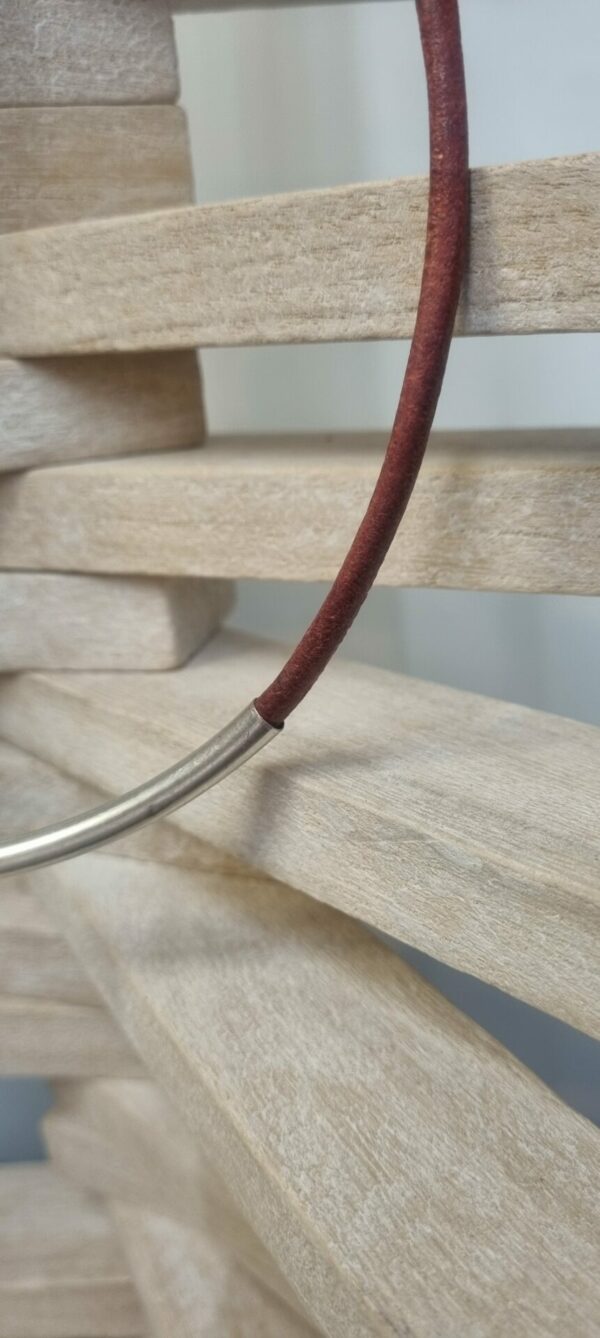 Collier mixte en cuir rond vieux rouge et tube argenté