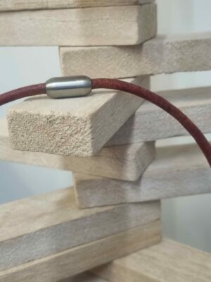 Collier mixte en cuir rond vieux rouge et tube argenté