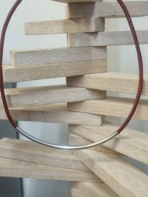 Collier mixte en cuir rond vieux rouge et tube argenté