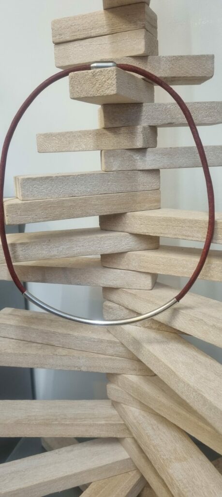 Collier mixte en cuir rond vieux rouge et tube argenté