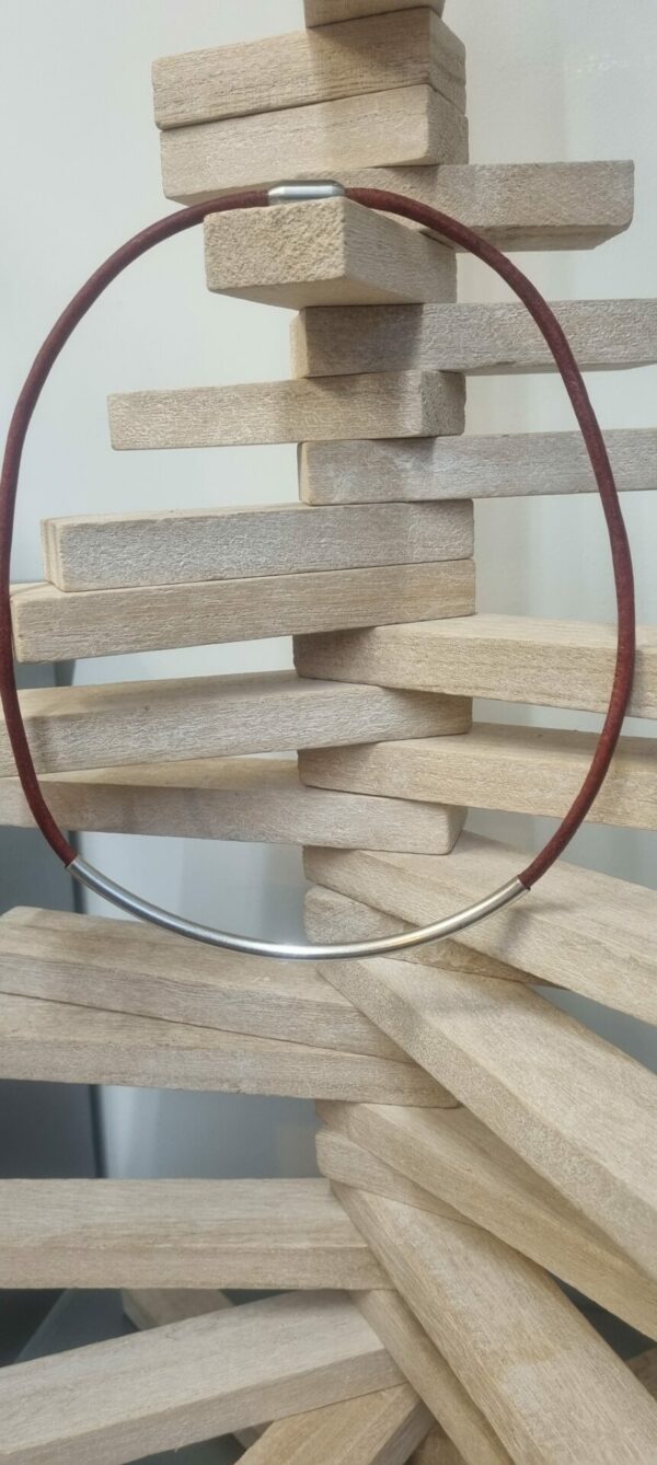 Collier mixte en cuir rond vieux rouge et tube argenté