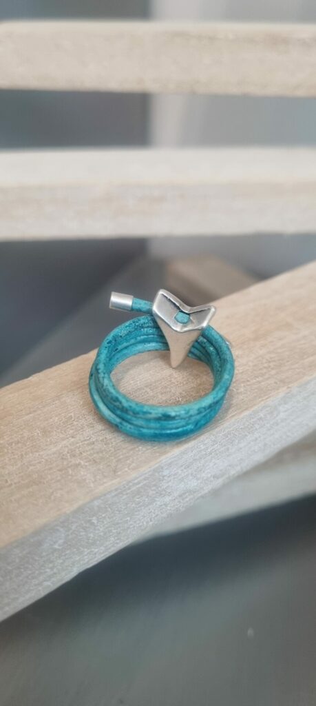 Bague femme en cuir rond bleu turquoise et son étoile argentée