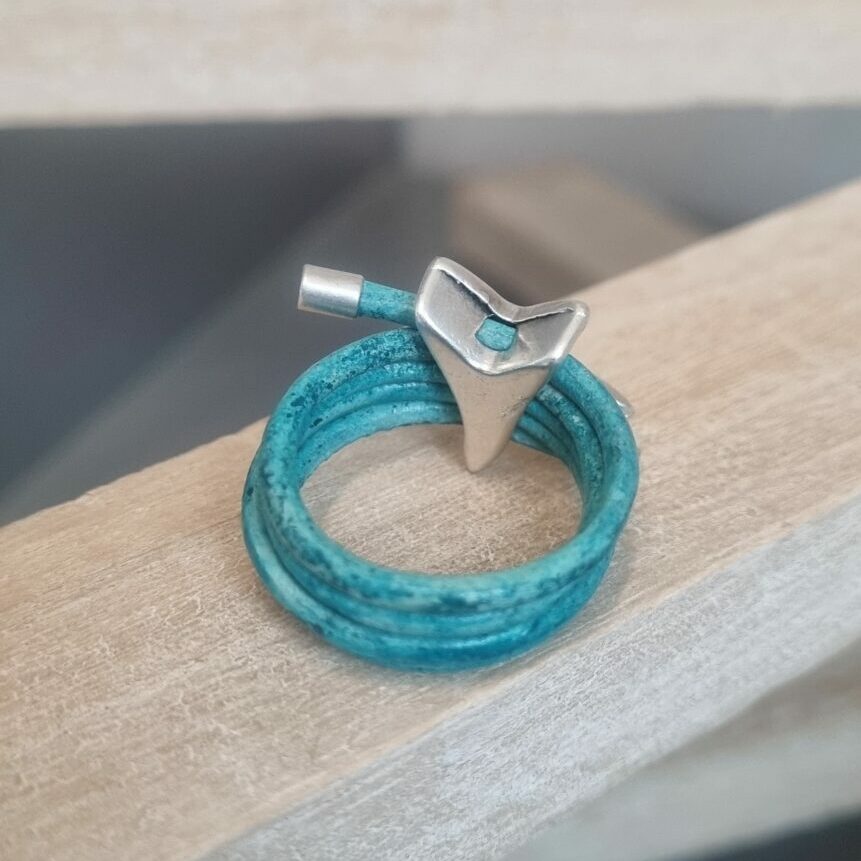 Bague femme en cuir rond bleu turquoise et son étoile argentée