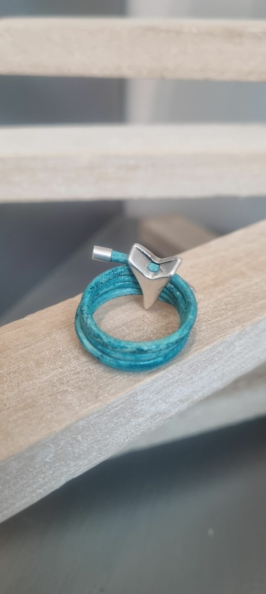 Bague femme en cuir rond bleu turquoise et son étoile argentée