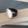 Bague femme en cuir noir cousu et pastille martelée