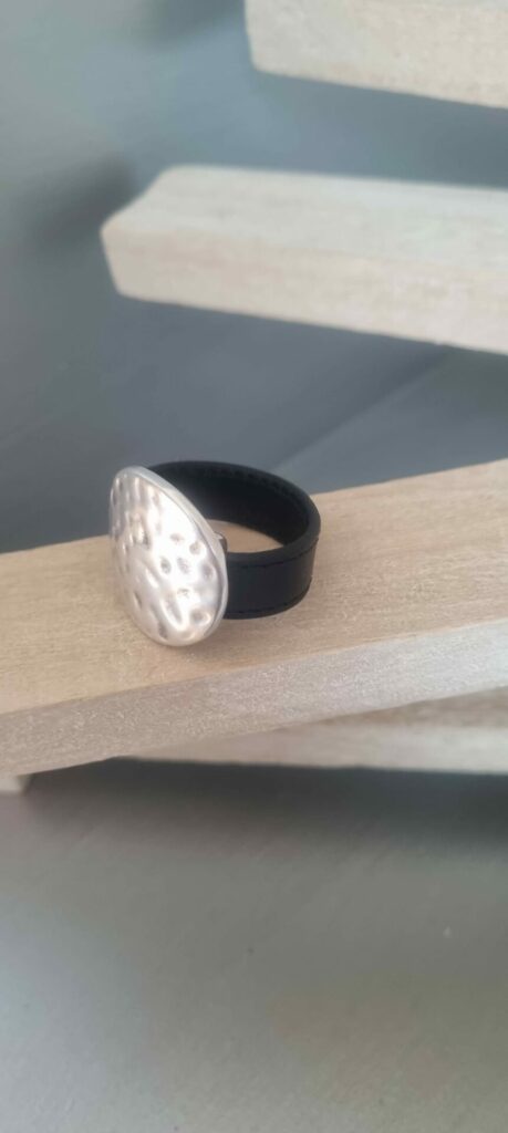 Bague femme en cuir noir cousu et pastille martelée