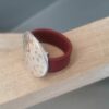 Bague femme en cuir bordeaux cousu et pastille martelée