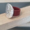 Bague femme en cuir bordeaux cousu et pastille martelée