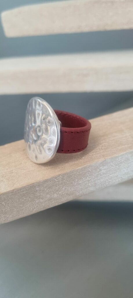 Bague femme en cuir bordeaux cousu et pastille martelée
