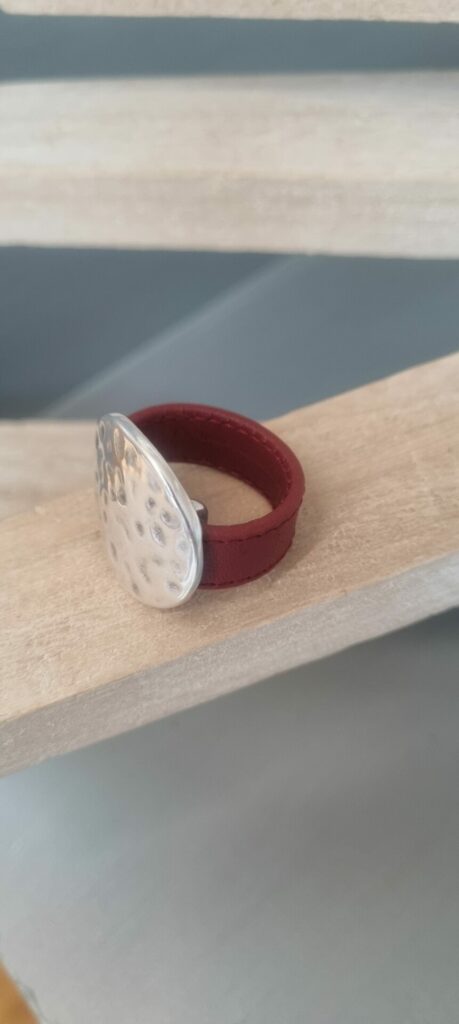 Bague femme en cuir bordeaux cousu et pastille martelée