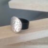 Bague femme en cuir noir cousu et pastille martelée