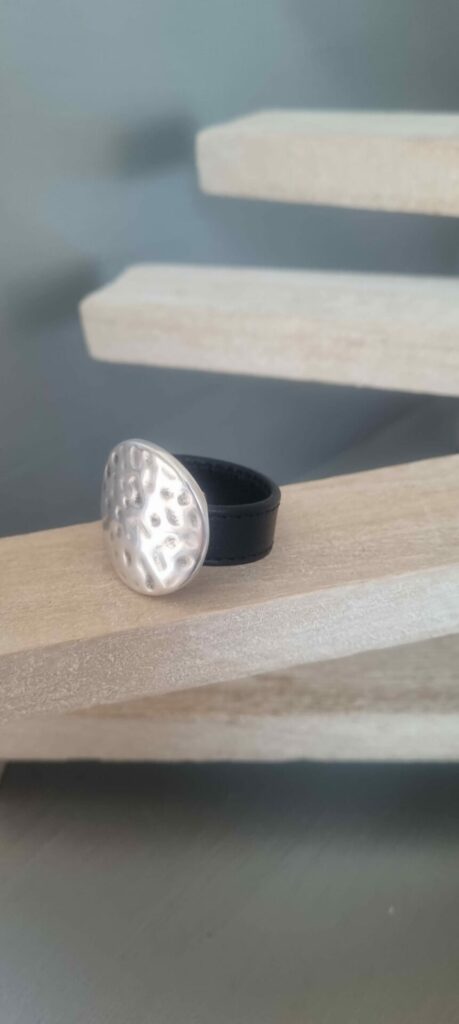Bague femme en cuir noir cousu et pastille martelée