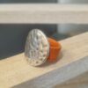Bague femme en cuir orange cousu et pastille martelée