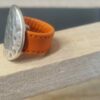 Bague femme en cuir orange cousu et pastille martelée