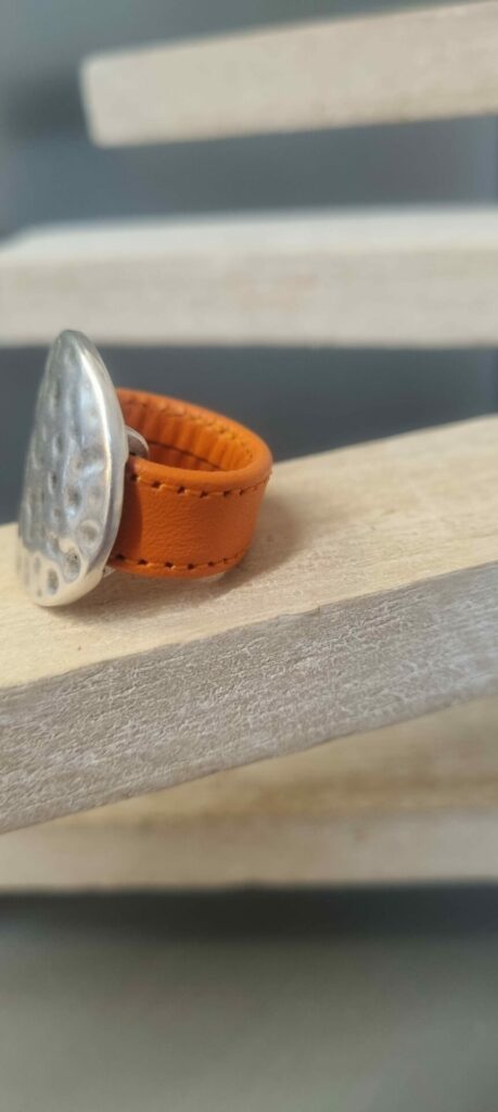 Bague femme en cuir orange cousu et pastille martelée