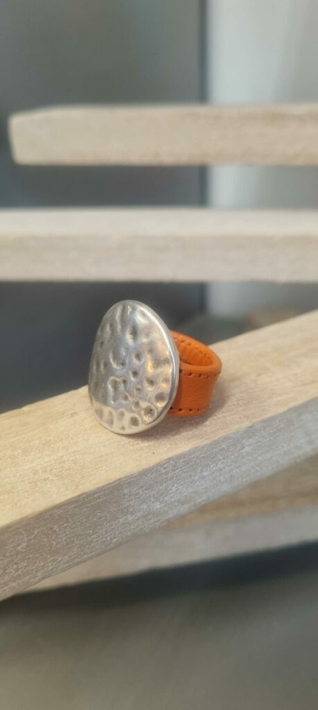 Bague femme en cuir orange cousu et pastille martelée