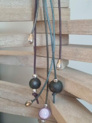Sautoir femme en cuir rond 2mm, perles argentées et céramique