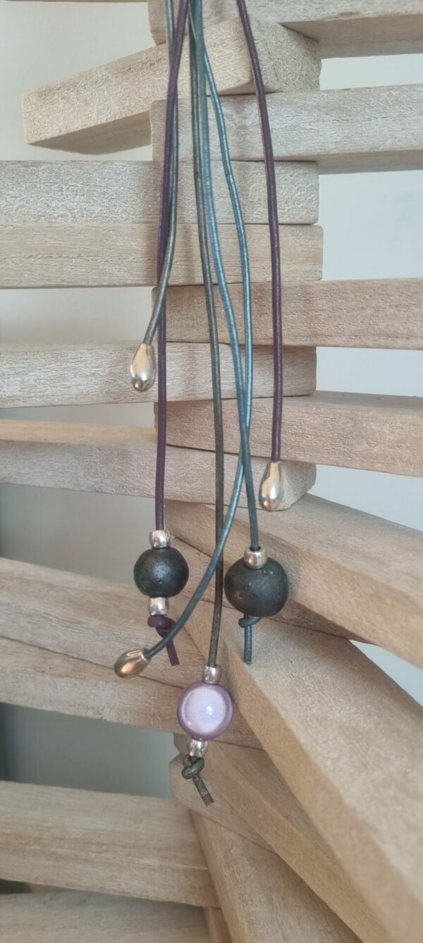 Sautoir femme en cuir rond 2mm, perles argentées et céramique