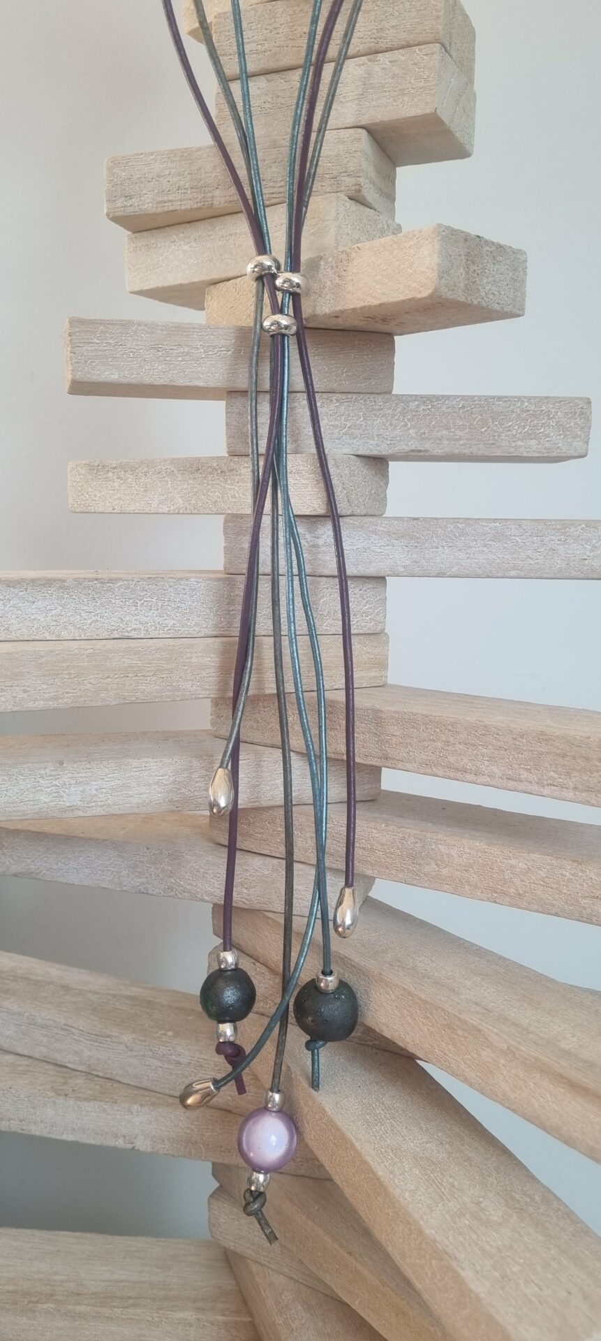 Sautoir femme en cuir rond 2mm, perles argentées et céramique