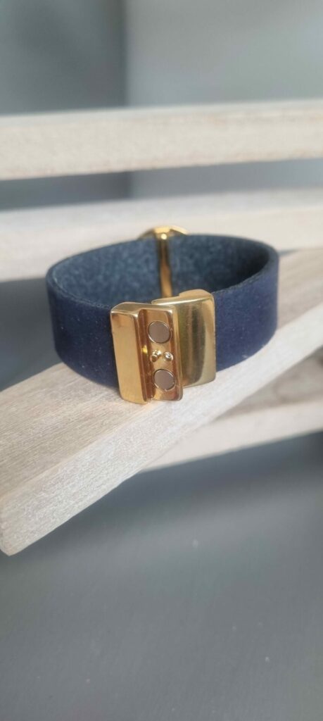 Manchette femme 20mm cuir bleu et pastille dorée