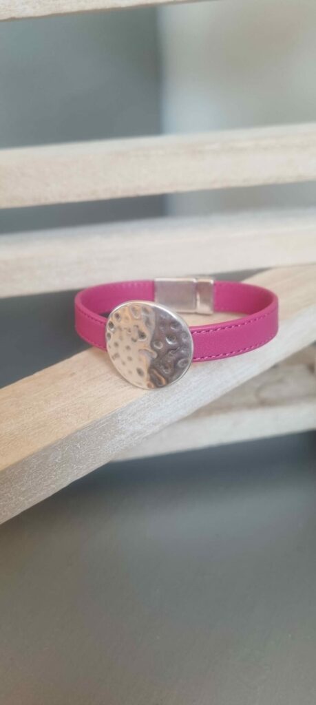 Bracelet femme en cuir rose cousu et pastille martelée