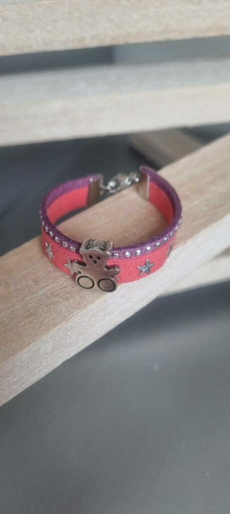 Bracelet enfant en suédine et ourson argenté