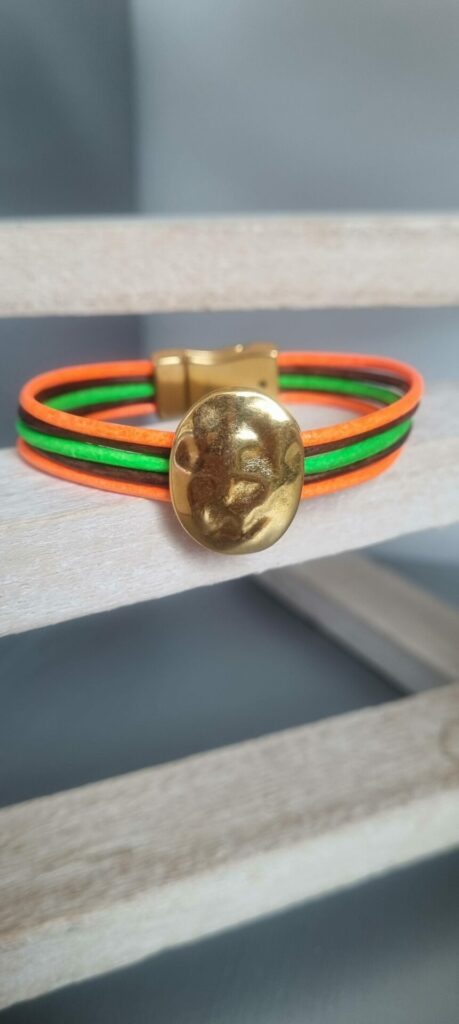 Bracelet femme en cuir rond 2mm orange, vert et marron, passant martelé doré