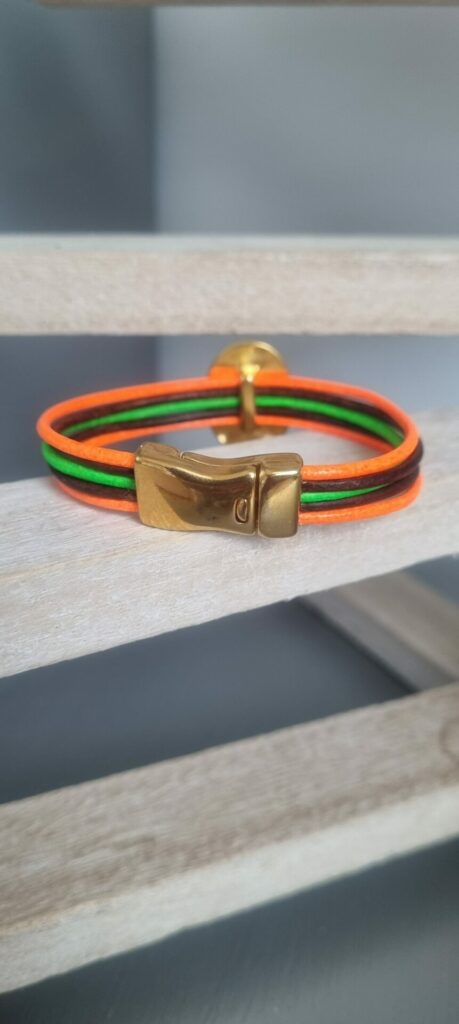 Bracelet femme en cuir rond 2mm orange, vert et marron, passant martelé doré