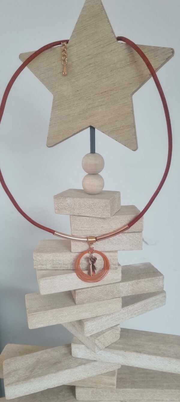 4COL11 Collier femme cuir rond orange et pendentif fillette