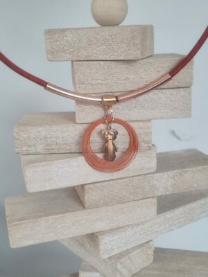 Collier femme cuir rond orange et pendentif fillette