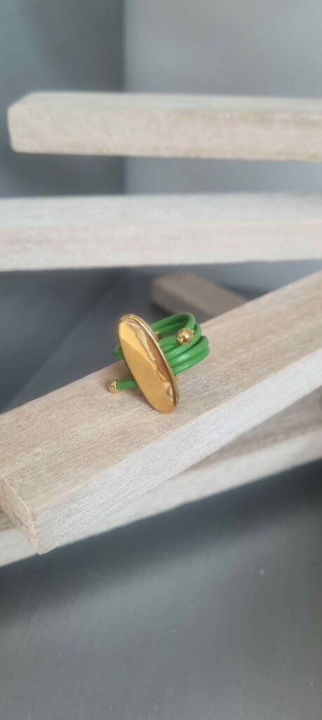 Bague femme cuir rond vert et passant ovale doré