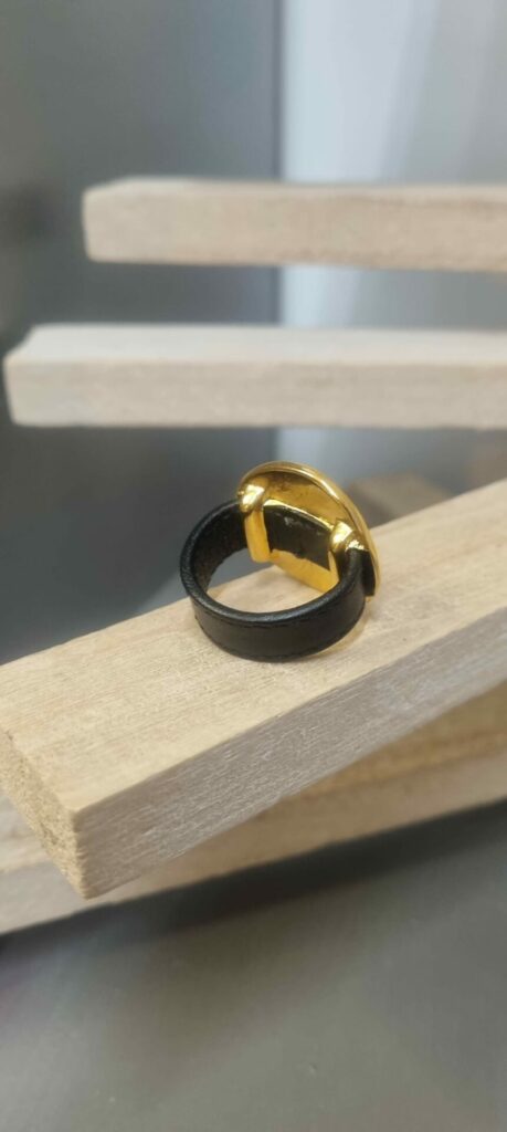 Bague femme en cuir plat noir et pastille dorée