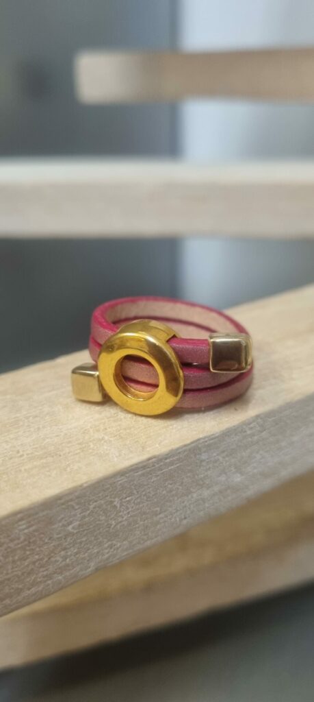Bague femme en cuir plat rose et passants dorés