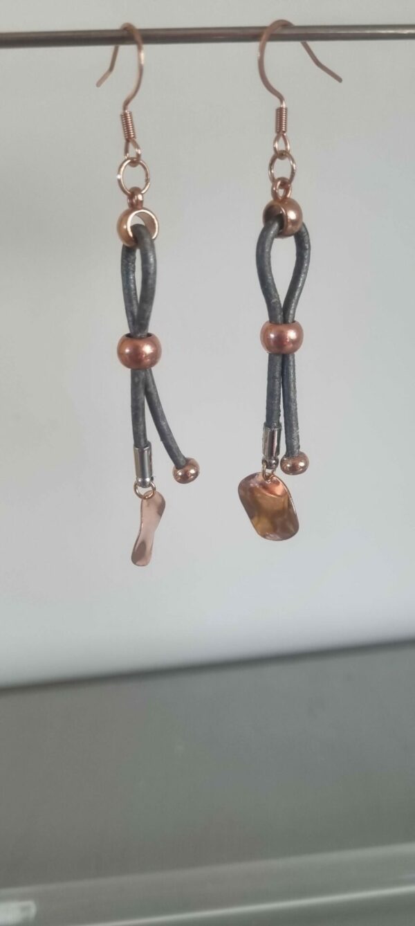 4BO21 Boucles d'oreille femme en cuir rond gris et passants or rosé