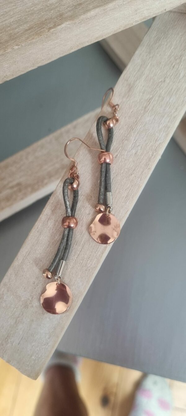 4BO21B Boucles d'oreille femme en cuir rond gris et passants or rosé