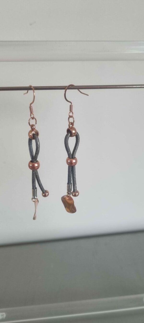 4BO21 Boucles d'oreille femme en cuir rond gris et passants or rosé
