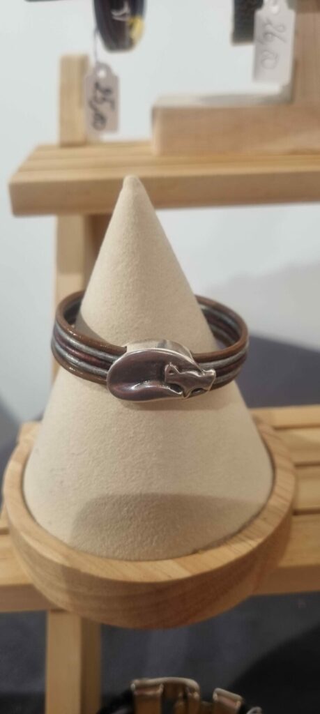 Bracelet enfant en cuir rond marron et gris et son chat argenté