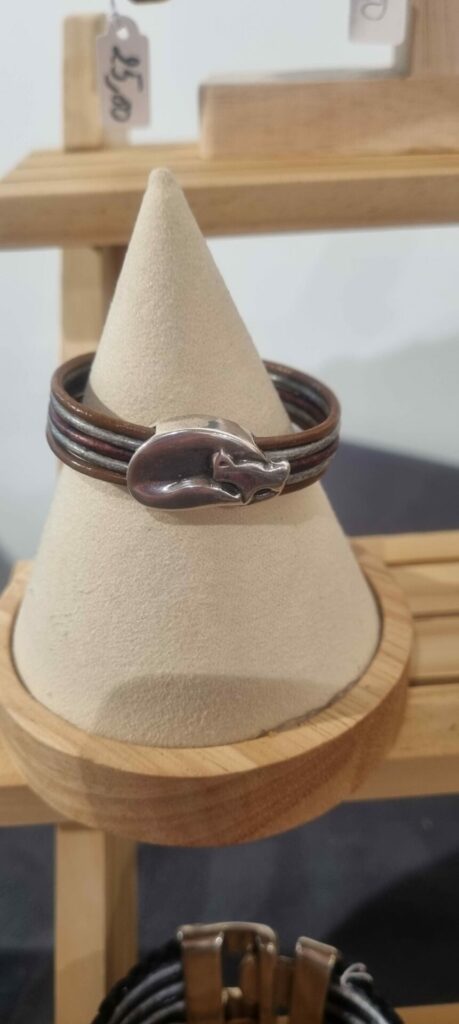 Bracelet enfant en cuir rond marron et gris et son chat argenté