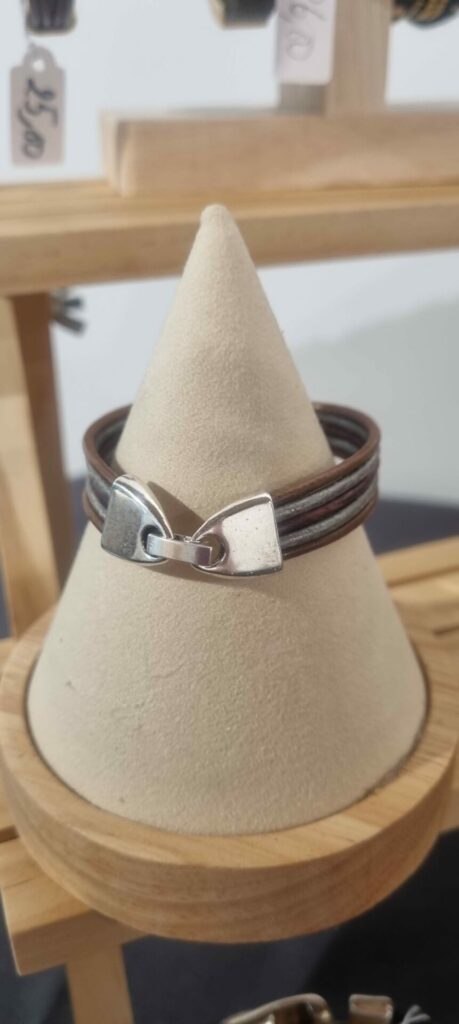 Bracelet enfant en cuir rond marron et gris et son chat argenté