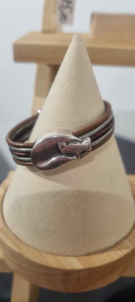 Bracelet enfant en cuir rond marron et gris et son chat argenté
