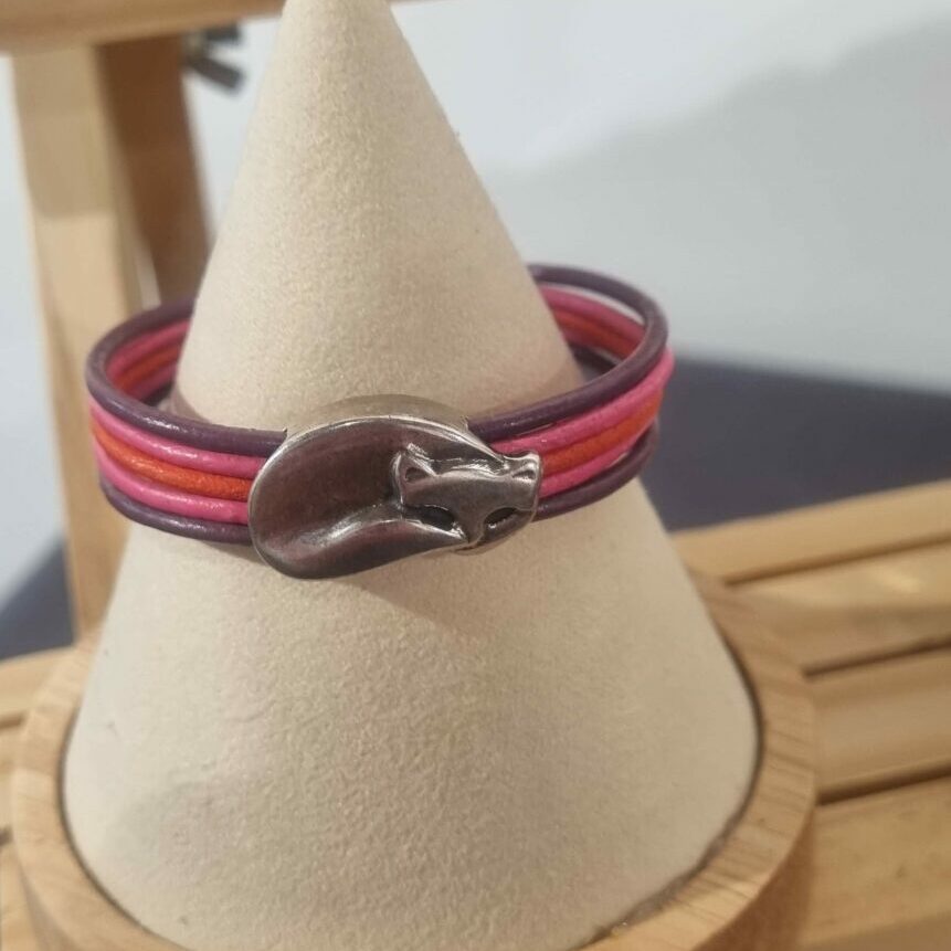 Bracelet enfant en cuir rond rose et violet et son chat argenté