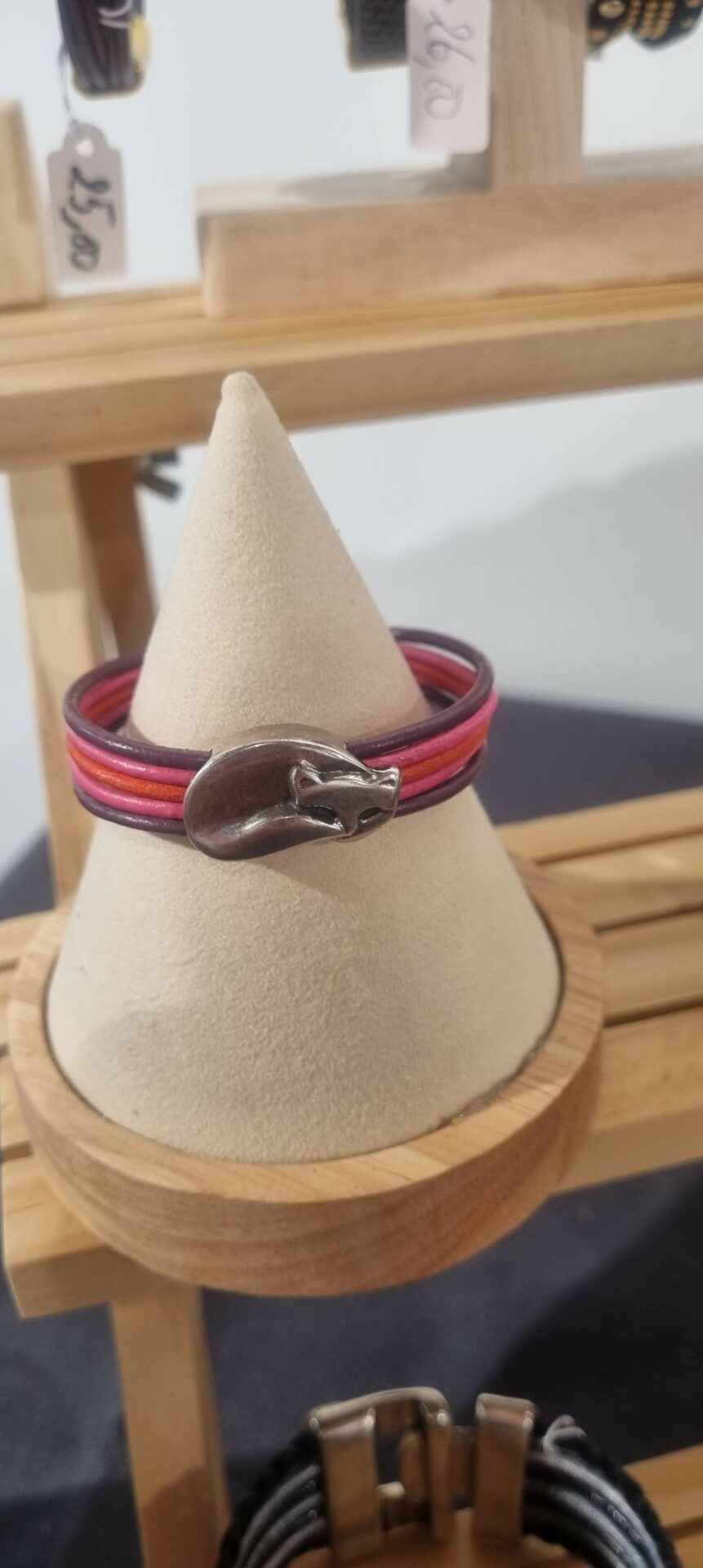 Bracelet enfant en cuir rond rose et violet et son chat argenté