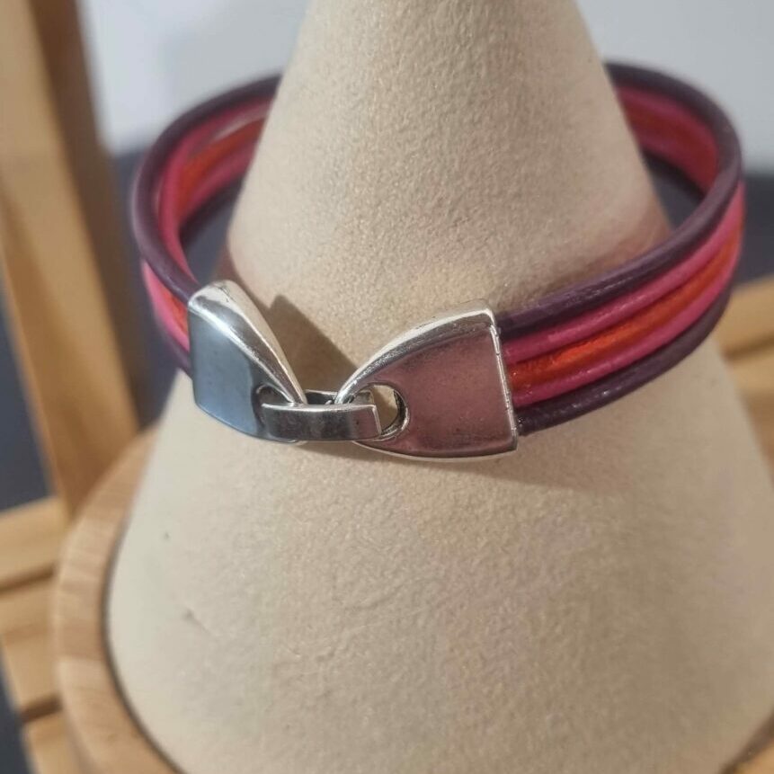 Bracelet enfant en cuir rond rose et violet et son chat argenté