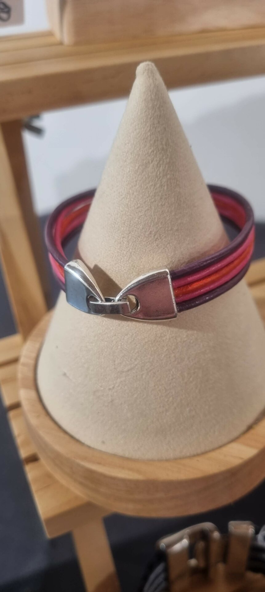Bracelet enfant en cuir rond rose et violet et son chat argenté