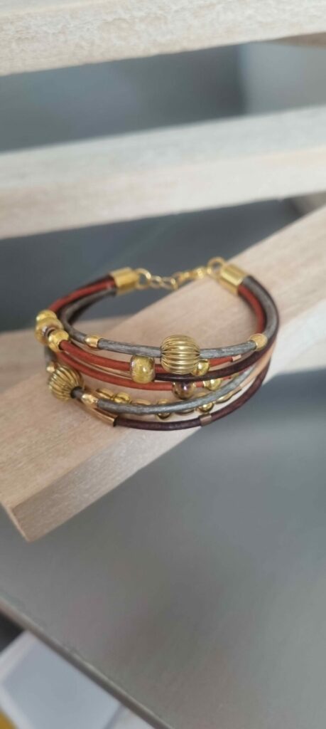 Bracelet femme sept cuirs ronds et perles dorées et céramique