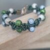 Bracelet enfant, adolescent en macramé cuir rond vert et perles magiques colorées