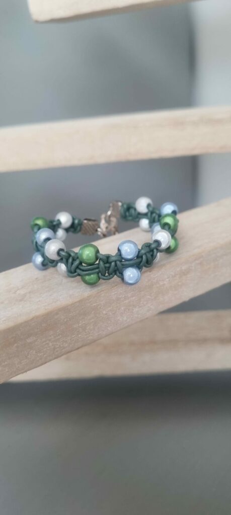 Bracelet enfant, adolescent en macramé cuir rond vert et perles magiques colorées